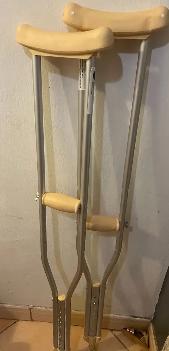 عكاز مستعمل نظيف جدا