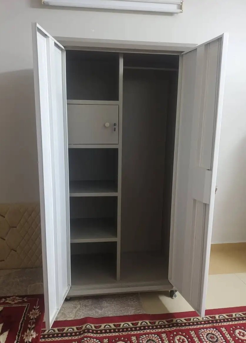 دولاب ملابس حديد جديد بحالة ممتازة غير مستخدم