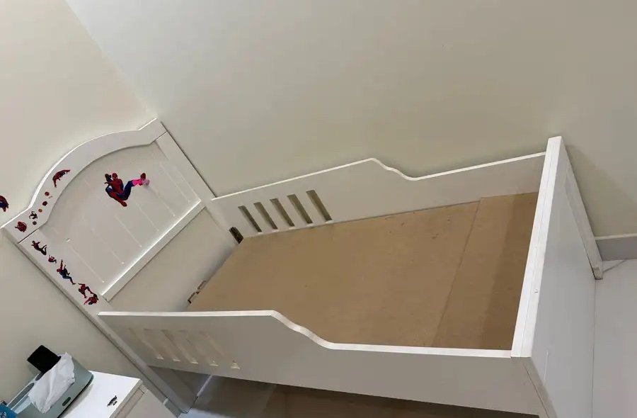 سرير أطفال بحاله ممتازه