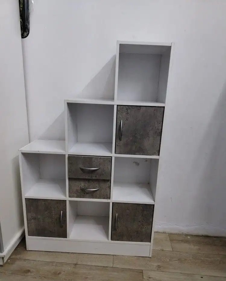 رفوف متينه وقويه ومافيها ولا عيب تستخدم لتخزين الأغراض