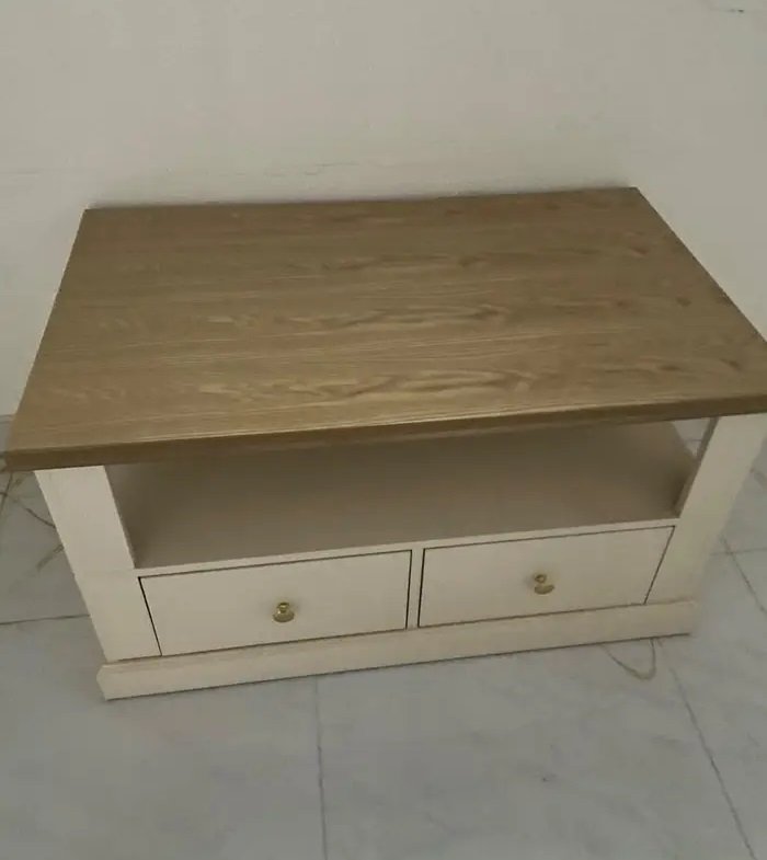 طاولة خشب ثقيل بالخرج