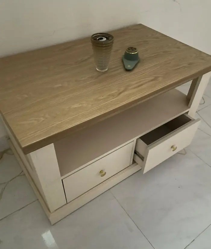 طاولة خشب ثقيل بالخرج