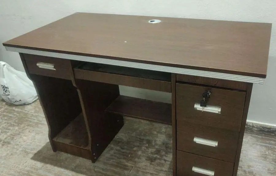 طاولة مكتب للبيع