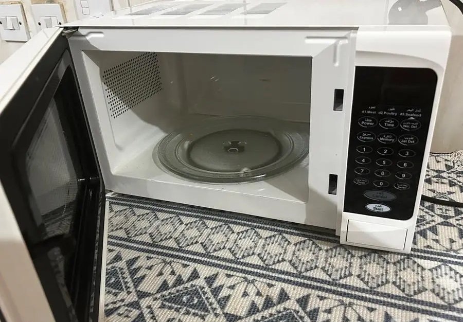 مايكرويف ابيض نظيف