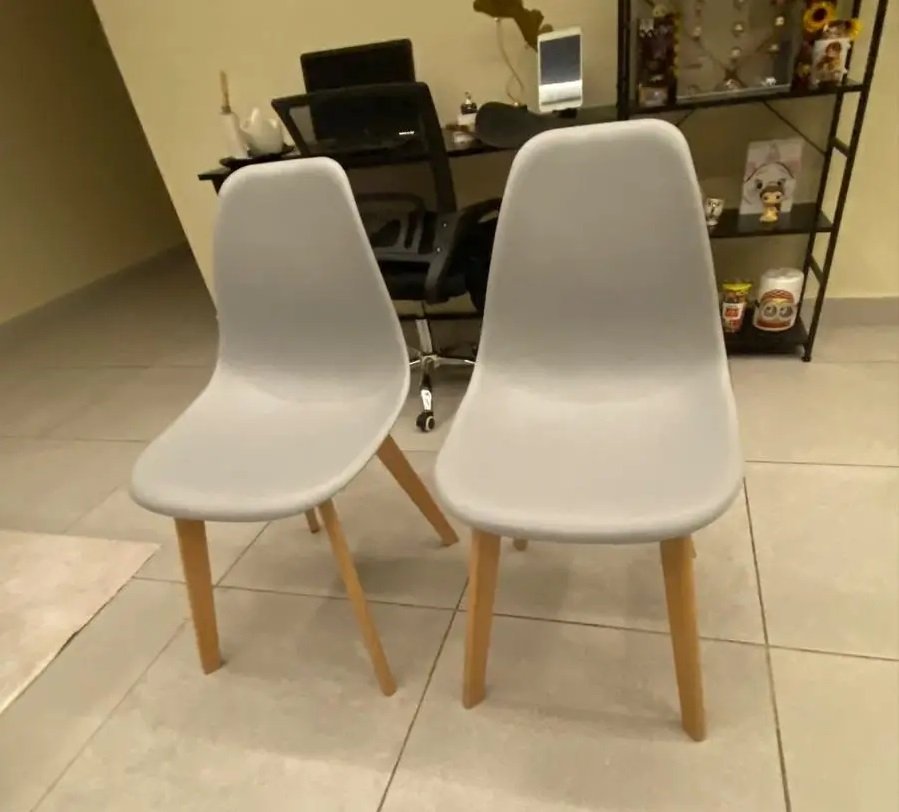 للبيع طاولة طعام مع كراسي