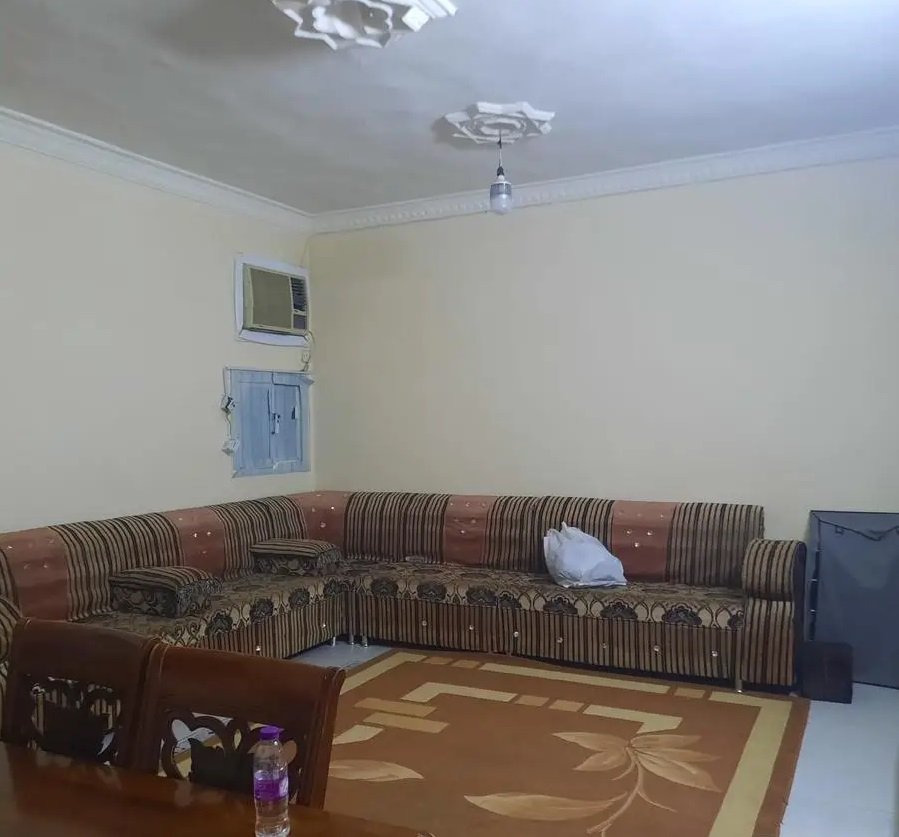 كنب نظيف وطاولة طعام نظيفة و7 كرسي