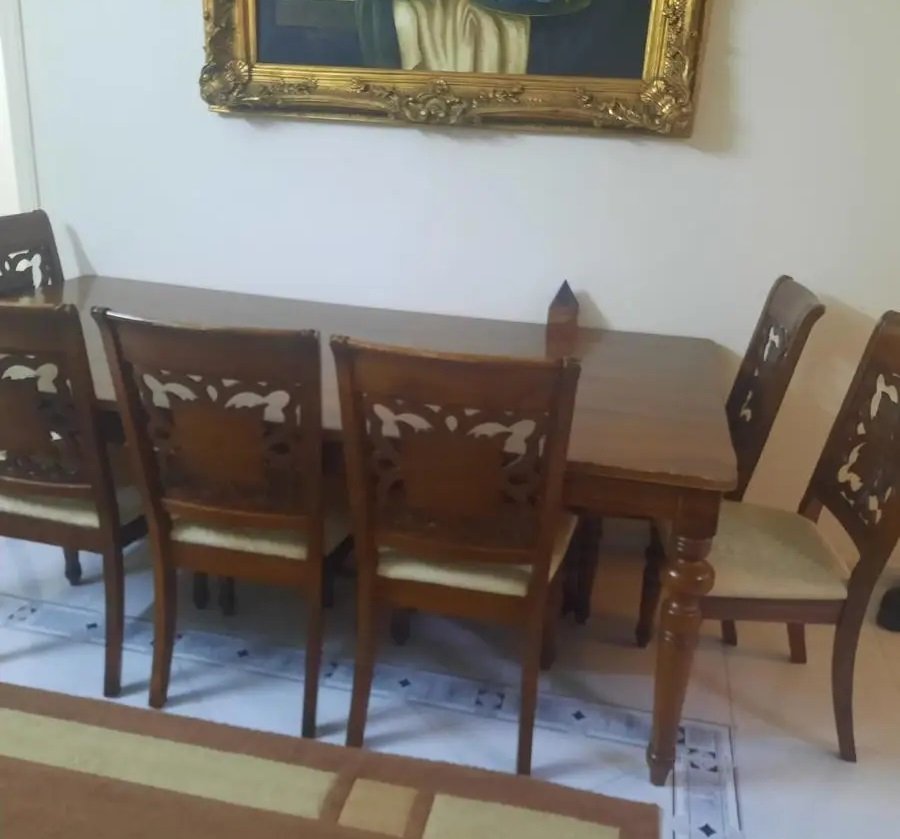 كنب نظيف وطاولة طعام نظيفة و7 كرسي