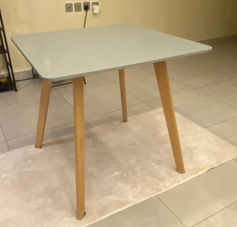 للبيع طاولة طعام مع كراسي