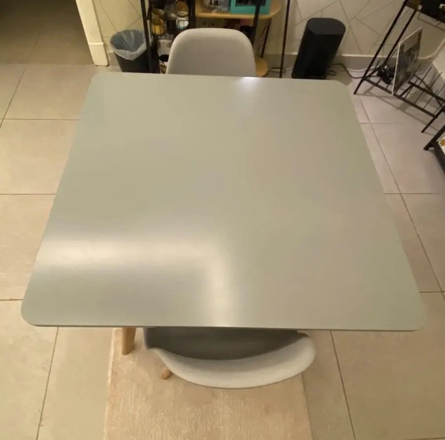 للبيع طاولة طعام مع كراسي