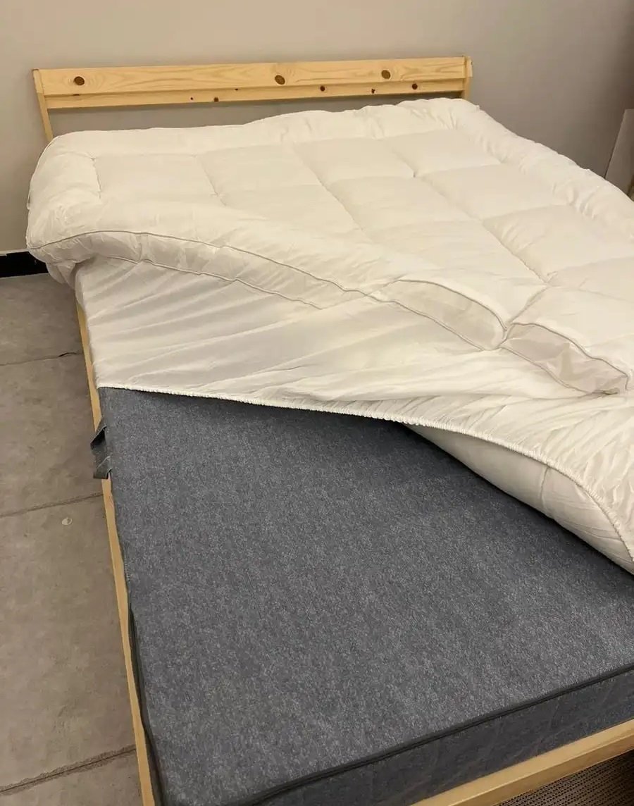 سرير خشب جديدد ومرتبة