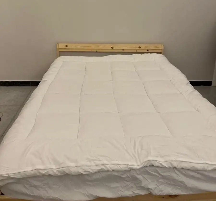 سرير خشب جديدد ومرتبة