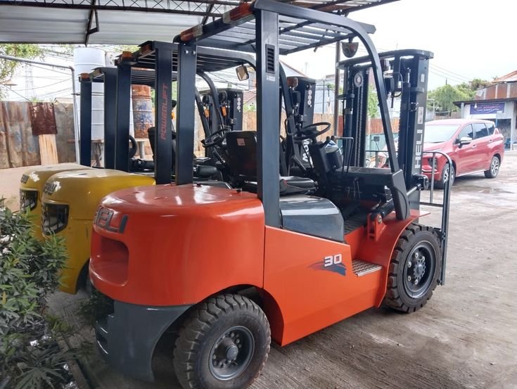 فوركلفت للايجار في الرياض / تأجير رافعات شوكية كهرباء حمولة 3 طن – 5 طن – 7 طن // 2026 _ Power Forklift | مناولة بضائع